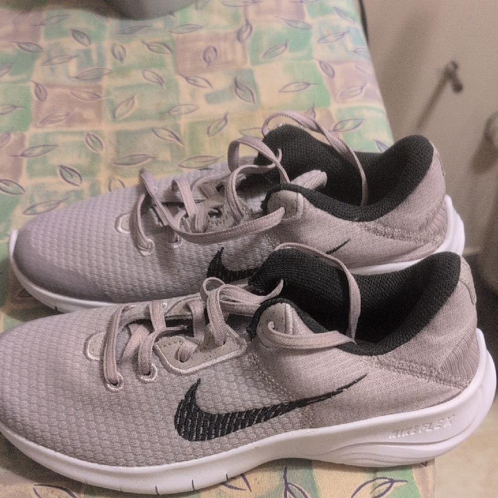 Nike Flex Light Gray and Black Running Shoes